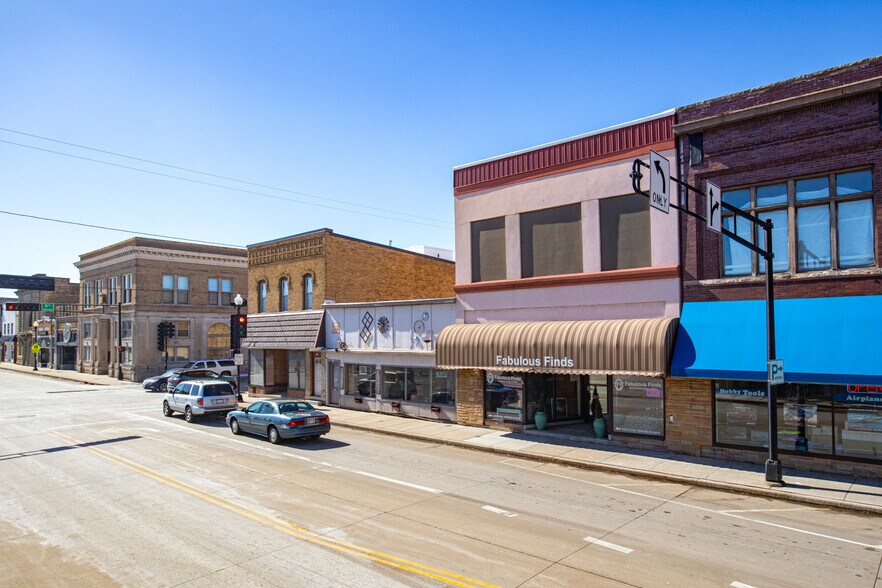 811 Oregon St, Oshkosh, WI à vendre - Photo du bâtiment - Image 3 de 4