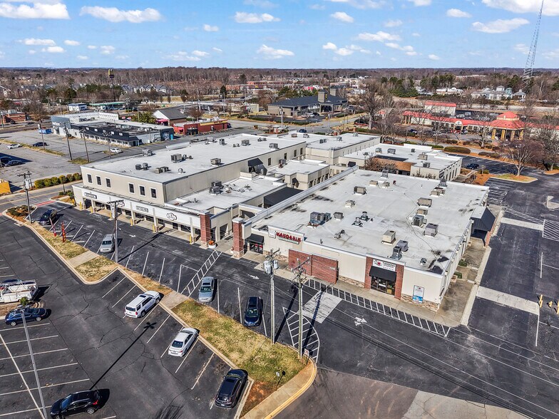 6000 Market Square Ct, Clemmons, NC à louer - Photo du bâtiment - Image 2 de 9