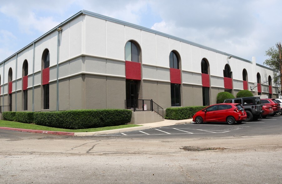 1600 NE Loop 410, San Antonio, TX à louer - Photo du bâtiment - Image 2 de 5