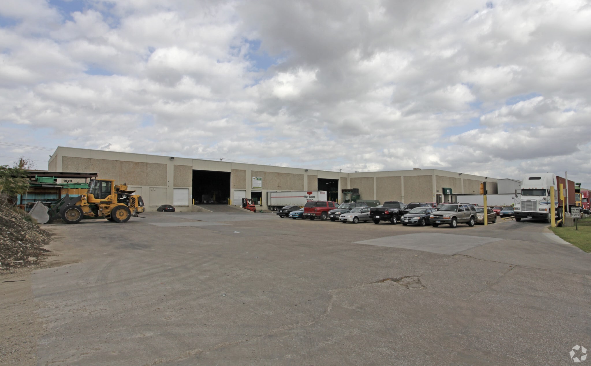 1915-2015 Meridian St, Arlington, TX for lease Building Photo- Image 1 of 6