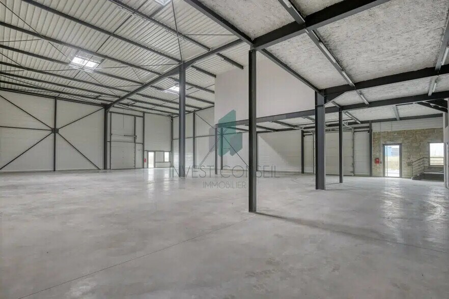 Flex in Persan for lease - Building Photo - Image 1 of 10