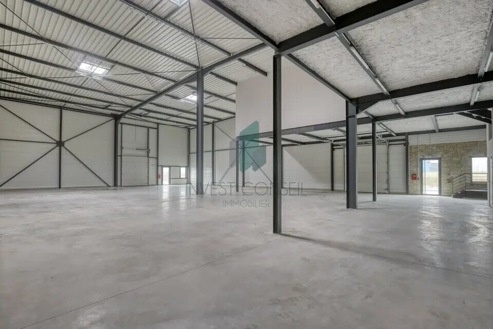 Flex in Persan for lease Building Photo- Image 1 of 11