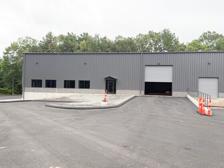 135 Business Drive park, Bristol, CT à louer - Photo du bâtiment - Image 3 de 17