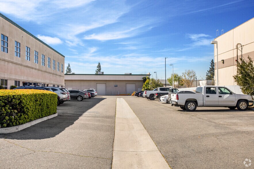 4216 Kiernan Ave, Modesto, CA for lease - Building Photo - Image 3 of 4