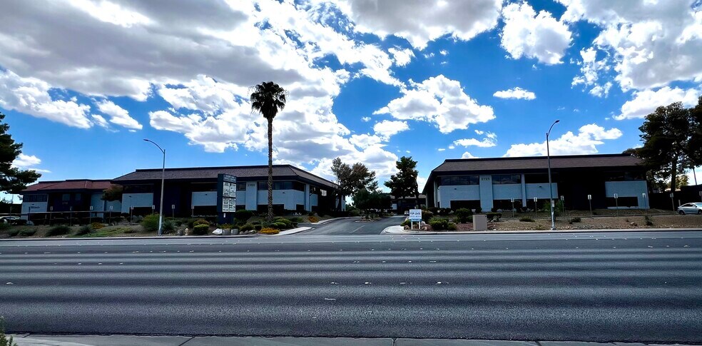 2755-2795 E Desert Inn Rd, Las Vegas, NV à louer - Photo du bâtiment - Image 2 de 10