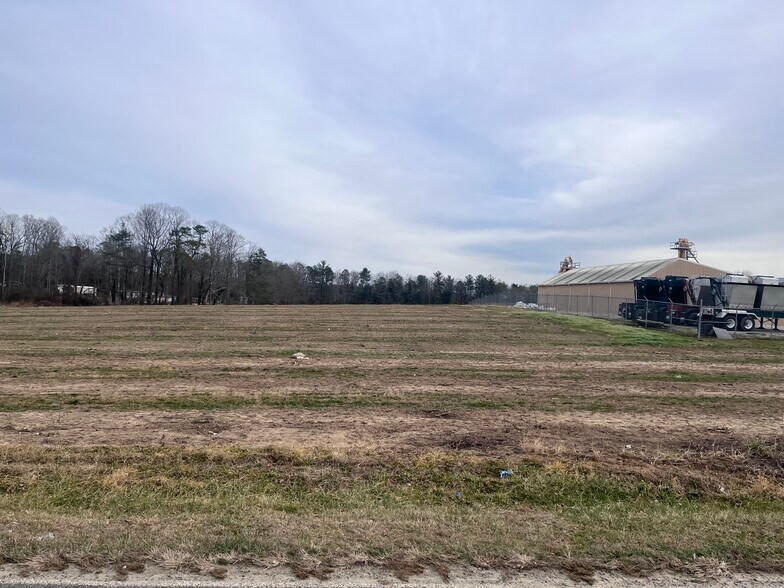 766 Mcmurray Rd, Flat Rock, NC à vendre - Photo du bâtiment - Image 3 de 5