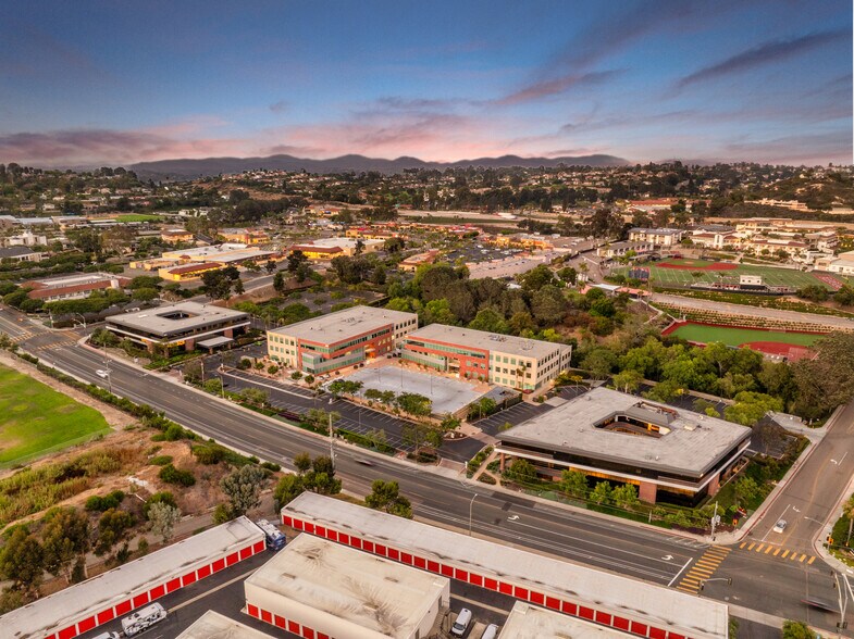 380 Stevens Ave, Solana Beach, CA à louer - Photo du bâtiment - Image 2 de 11