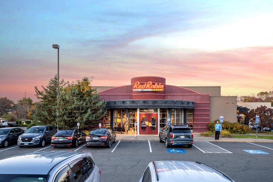 15 Hazard Ave, Enfield, CT à vendre - Photo du bâtiment - Image 2 de 5