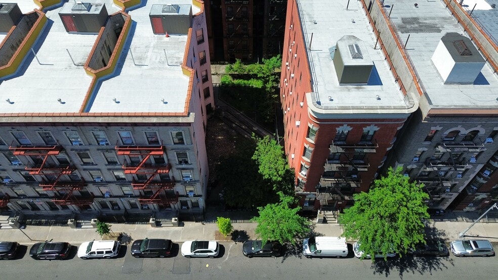 230 W 122nd St, New York, NY à vendre - Photo du bâtiment - Image 3 de 4