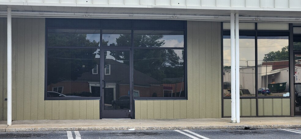 250 N Poplar Ave, Waynesboro, VA for lease - Building Photo - Image 2 of 2