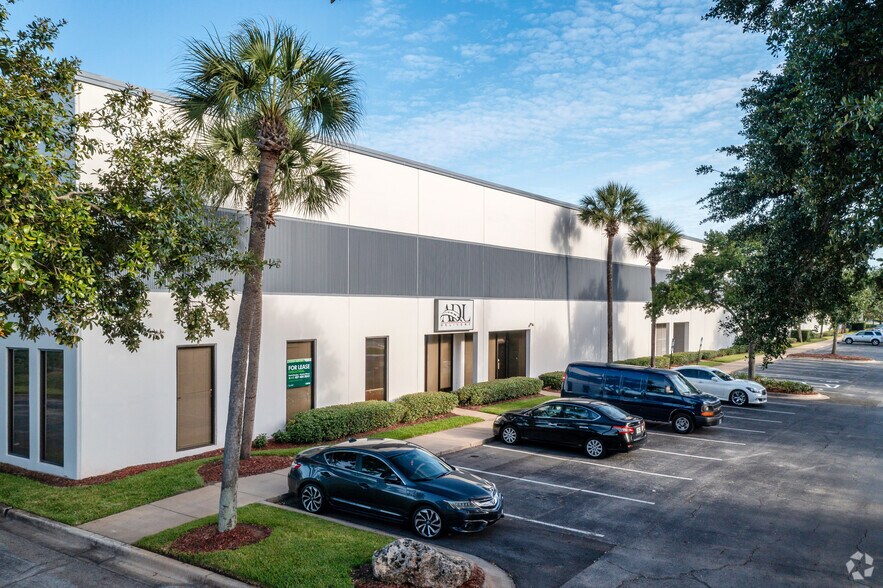 7600 Kingspointe Pky, Orlando, FL à louer - Photo principale - Image 1 de 6