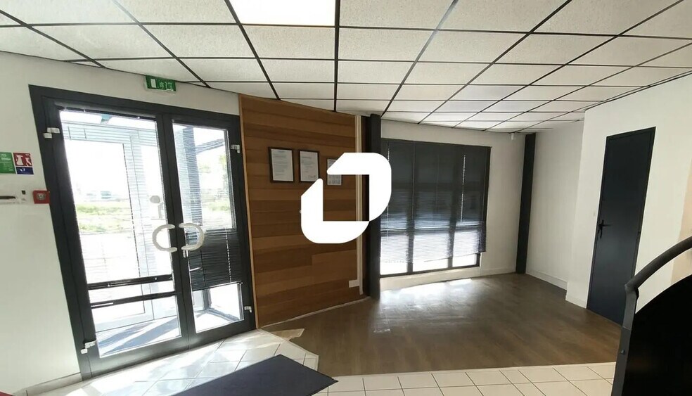 Bureau dans Couëron à louer - Hall d’entrée - Image 3 de 5