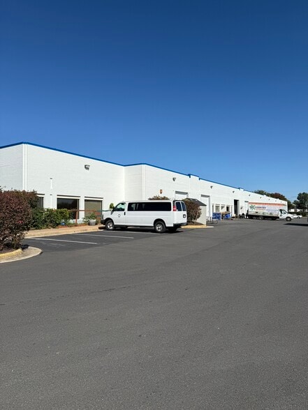 8521-8535 Phoenix Dr, Manassas, VA for lease - Building Photo - Image 2 of 3