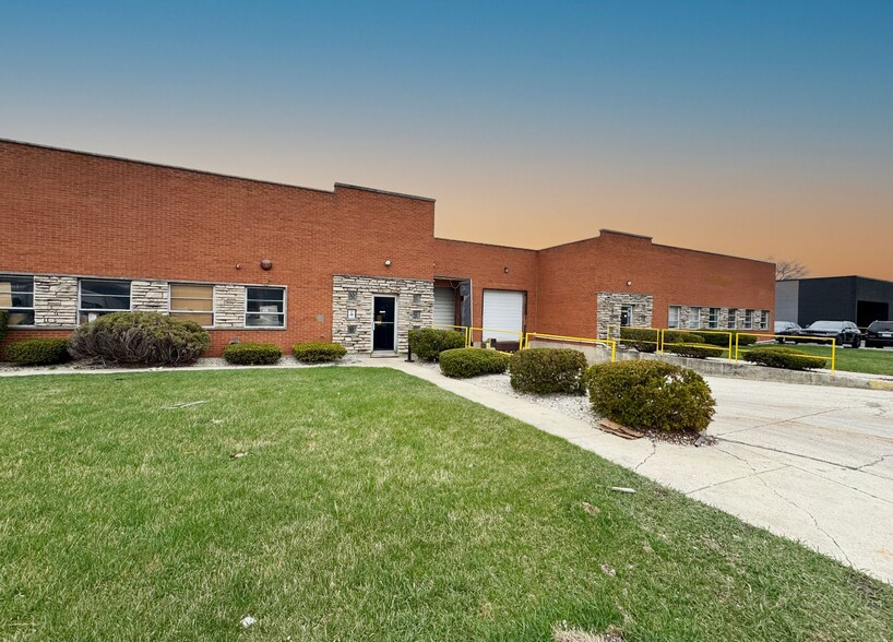 100 W Laura Dr, Addison, IL à vendre - Photo du bâtiment - Image 1 de 2