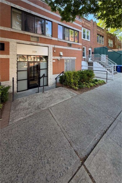 229 Parkville Ave, Brooklyn, NY à louer - Photo du bâtiment - Image 2 de 7