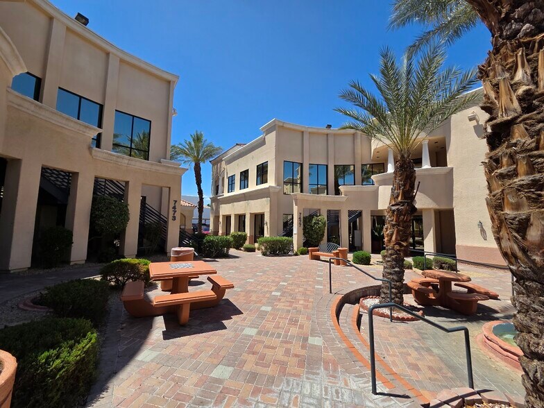 7465-7477 W Lake Mead Blvd, Las Vegas, NV à louer - Photo du bâtiment - Image 3 de 11