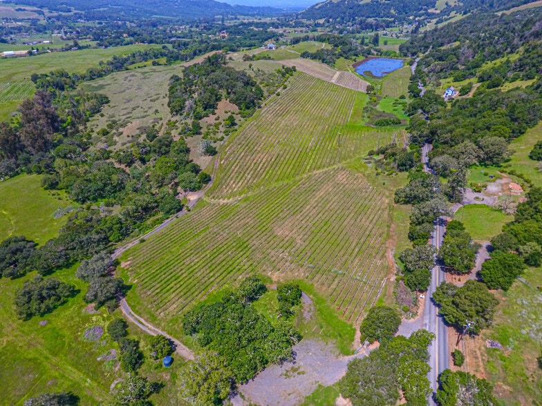 7044 Bennett Valley Rd, Santa Rosa, CA à vendre - Photo du bâtiment - Image 1 de 64