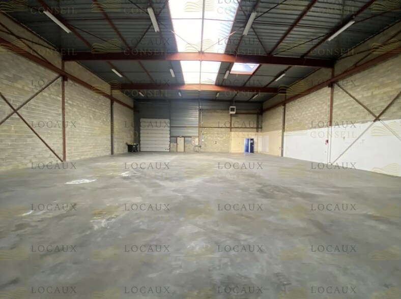 Flex in Méry-sur-Oise for lease - Interior Photo - Image 2 of 4