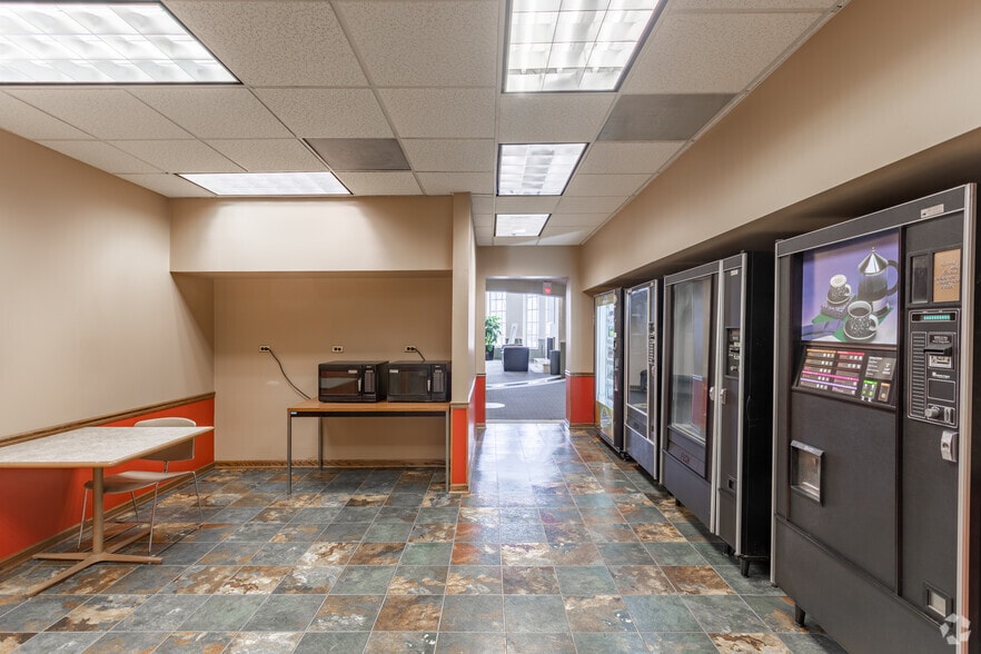 2720 S River Rd, Des Plaines, IL for sale - Interior Photo - Image 3 of 10