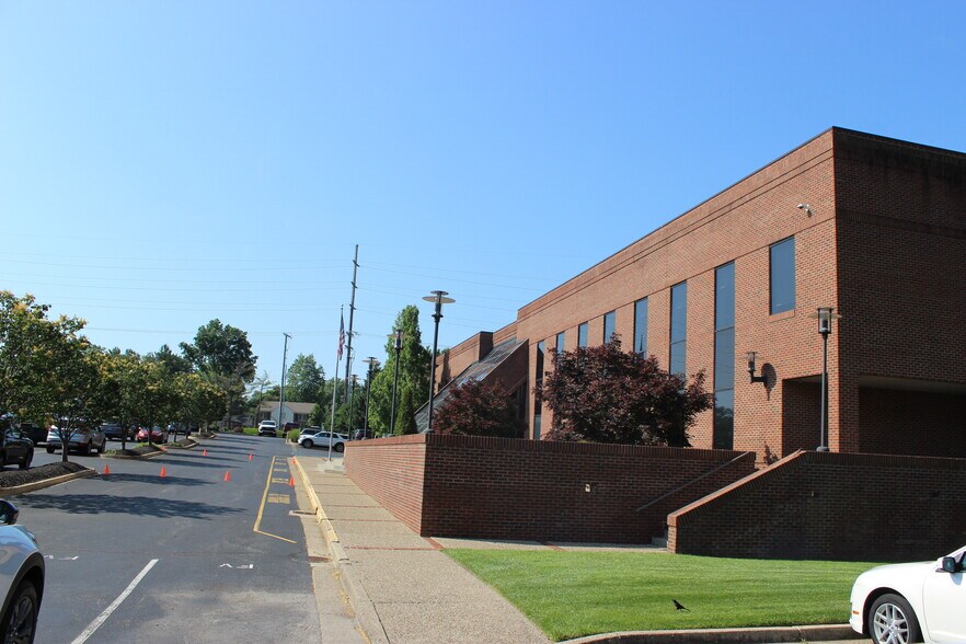 9911 Shelbyville Rd, Louisville, KY à louer - Photo du bâtiment - Image 3 de 65