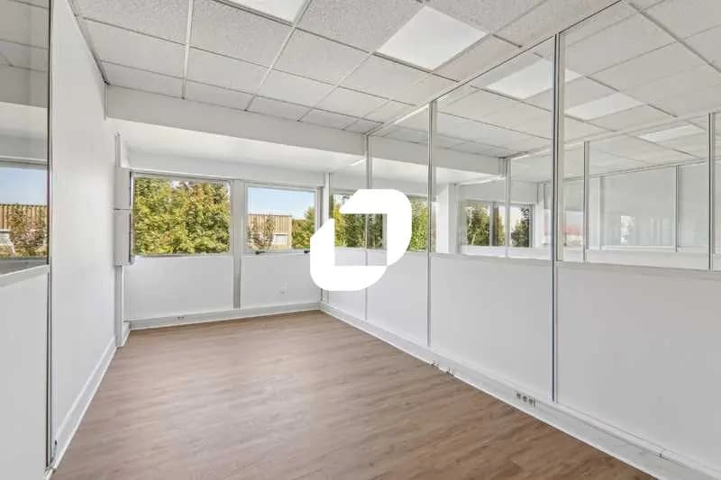 13 Avenue Des 3 Peuples, Montigny-le-Bretonneux for lease - Interior Photo - Image 3 of 18