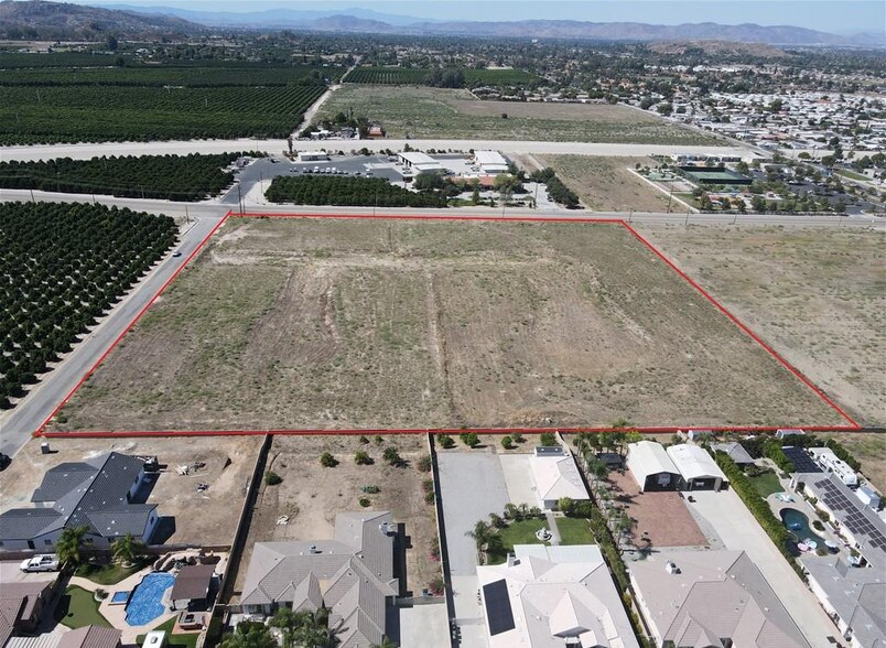 44063 Mark Ct, Hemet, CA à vendre - Photo du bâtiment - Image 2 de 20