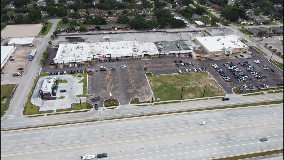 2000-2100 State Hwy 146, Seabrook, TX à louer - Vidéo sur l’inscription commerciale - Image 2 de 4