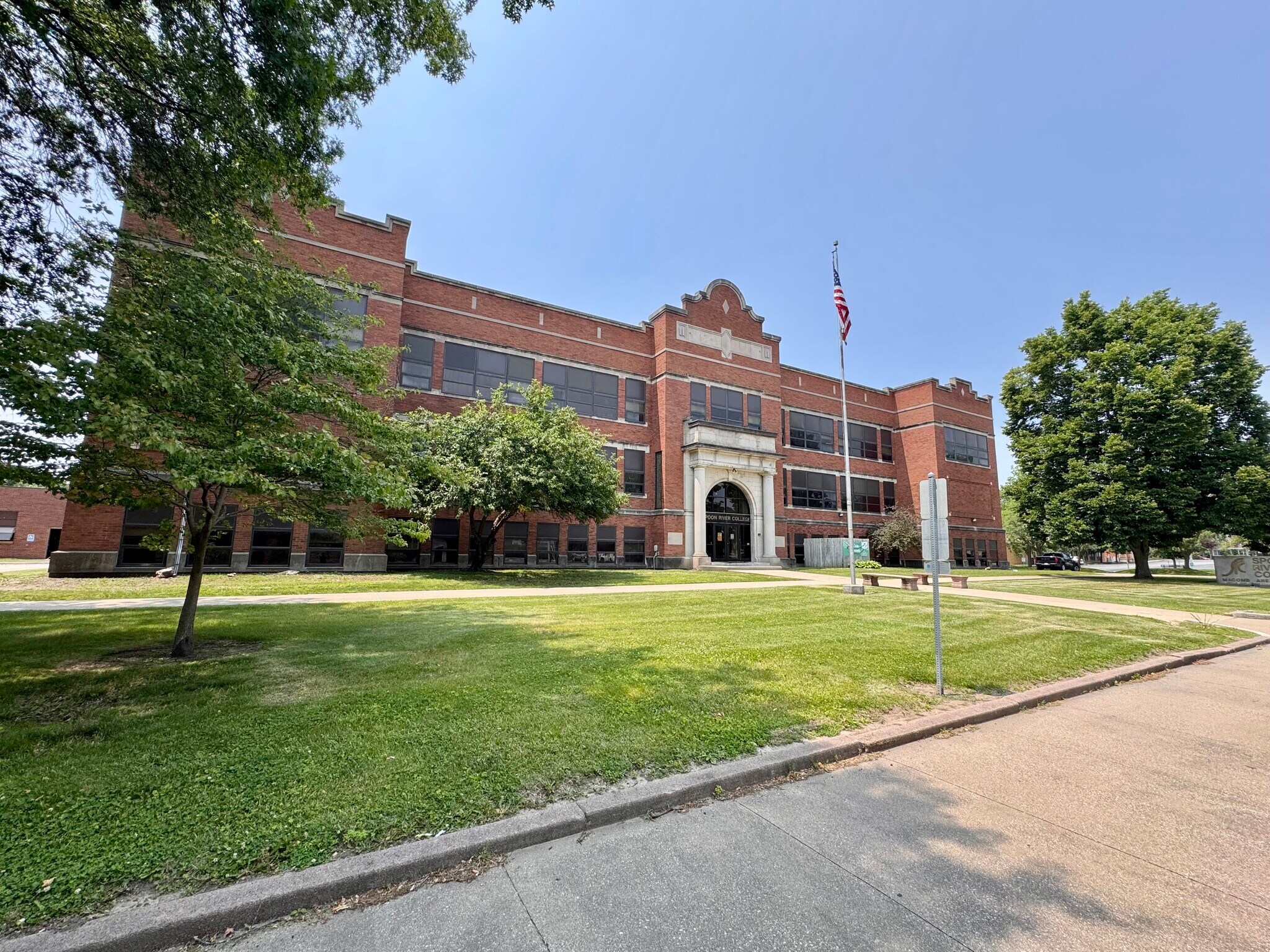 208 S Johnson St, Macomb, IL à vendre Photo principale- Image 1 de 44