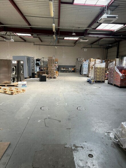 Flex in Franconville for lease - Interior Photo - Image 2 of 7