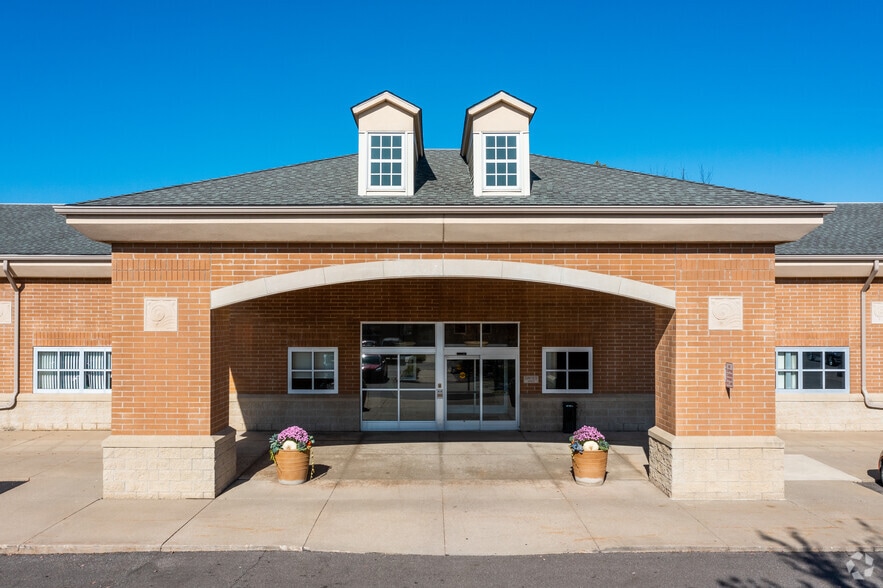 1886 W Auburn Rd, Rochester Hills, MI à louer - Photo du bâtiment - Image 2 de 12