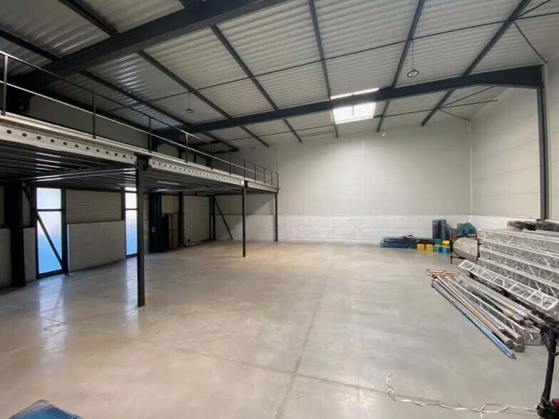 Local d'activités dans Villefontaine à vendre - Photo du bâtiment - Image 2 de 6