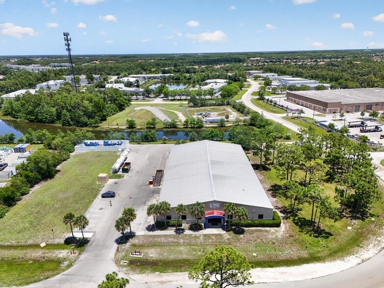 9971 Bavaria Rd, Fort Myers, FL à louer - Photo du bâtiment - Image 1 de 13