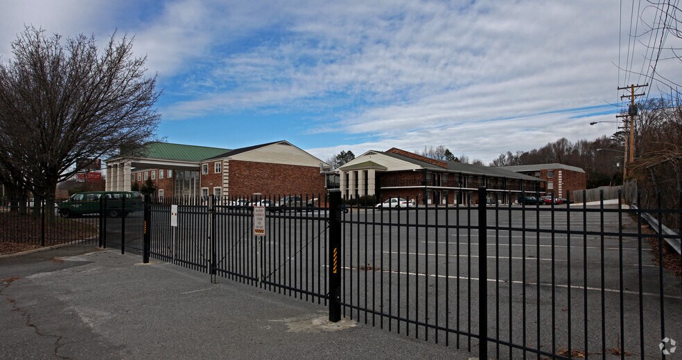 3501 E Independence Blvd, Charlotte, NC à vendre - Photo du bâtiment - Image 2 de 50