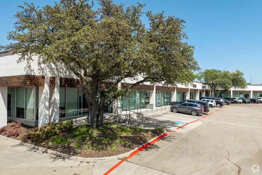 4887 Alpha Rd, Farmers Branch, TX à louer - Photo du bâtiment - Image 3 de 5