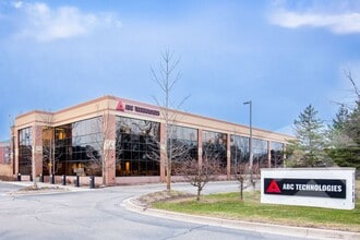 25900 W 11 Mile Rd, Southfield, MI à louer Photo du bâtiment- Image 1 de 1