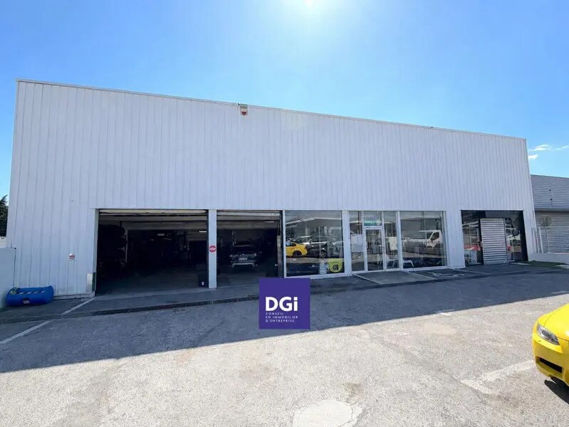 Retail in Nîmes for lease Building Photo- Image 1 of 2