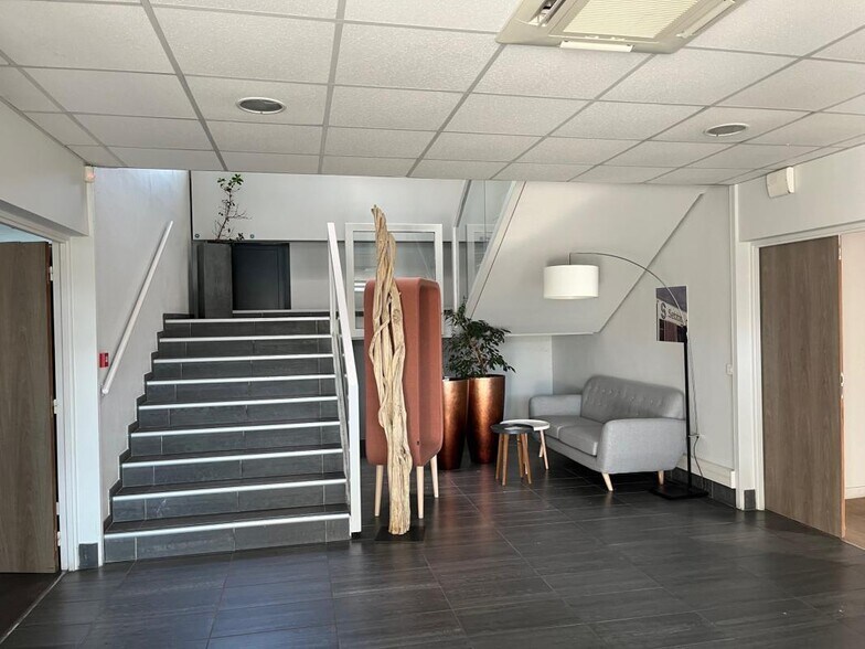 17 Rue Des Oziers, SAINT-OUEN-L'AUMONE for lease - Lobby - Image 3 of 19