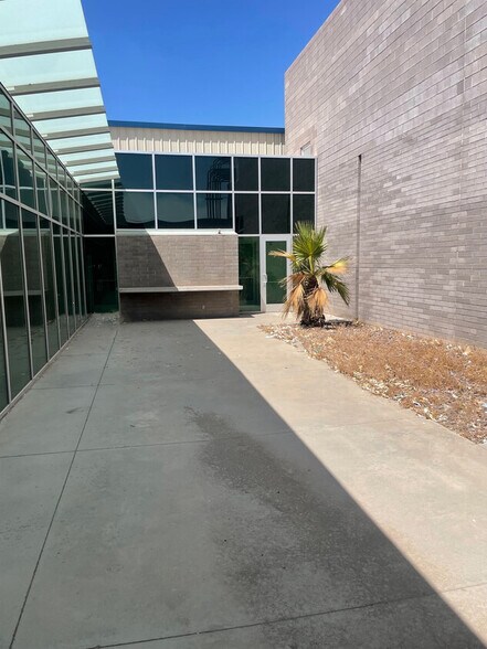 3245 S 36th St, Phoenix, AZ à louer - Photo du bâtiment - Image 2 de 6