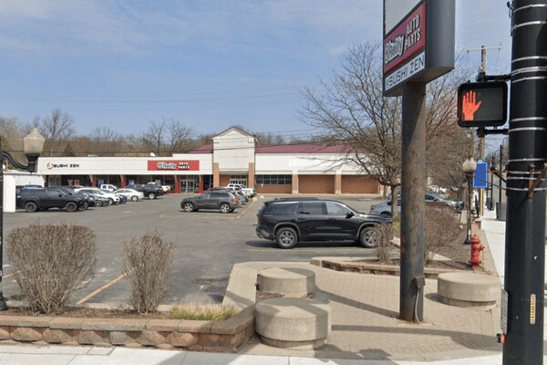 106-114 W Grand River Ave, Brighton, MI à louer - Photo principale - Image 3 de 3