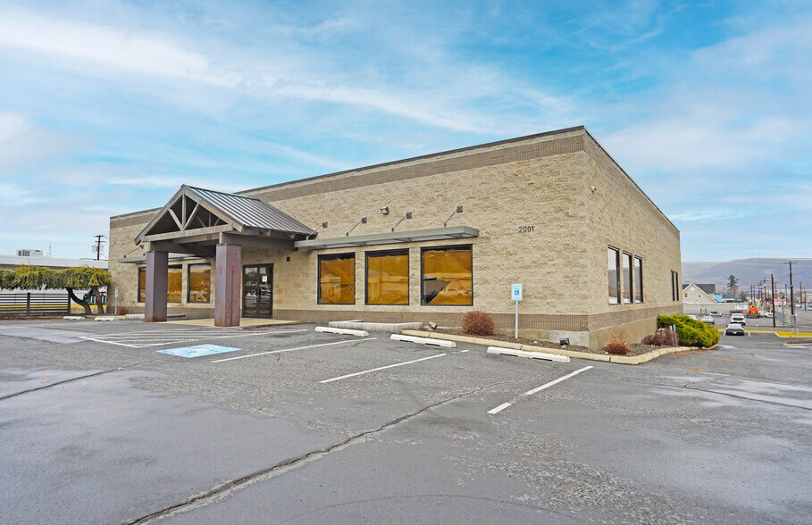 2001 W Lincoln Ave, Yakima, WA à vendre - Photo du bâtiment - Image 2 de 17