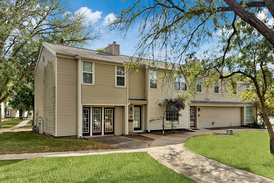 2645 Newbury Cir, Burlington, IA for sale - Building Photo - Image 2 of 24