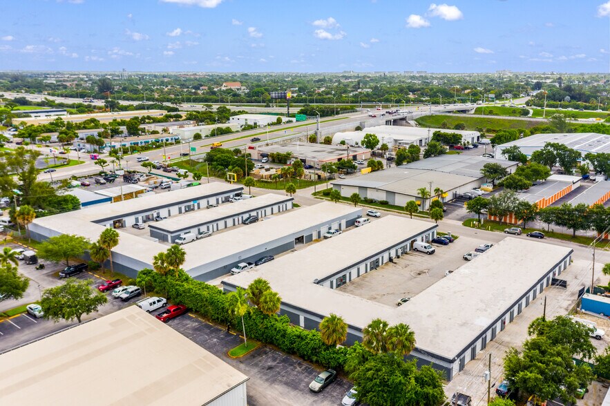 801 Barnett Dr, Lake Worth, FL à louer - Photo du bâtiment - Image 2 de 4