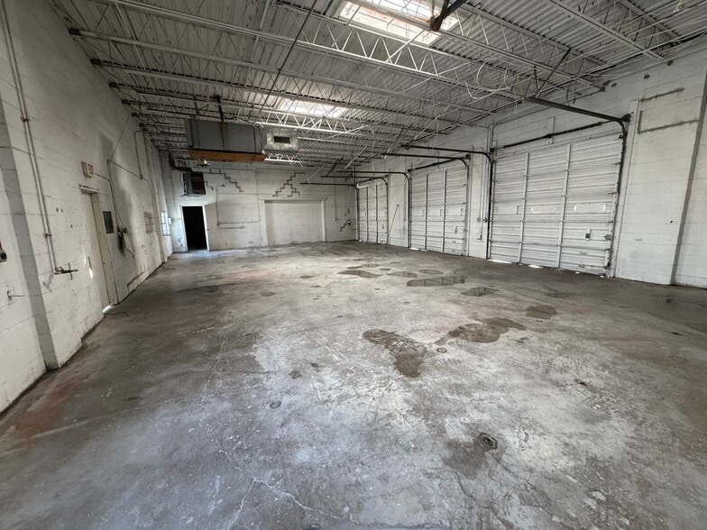 400 Bishop Ave, Richardson, TX for lease - Building Photo - Image 2 of 12