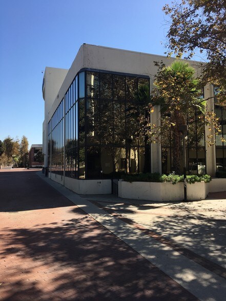 520 W Santa Ana Blvd, Santa Ana, CA à vendre - Photo du bâtiment - Image 3 de 13