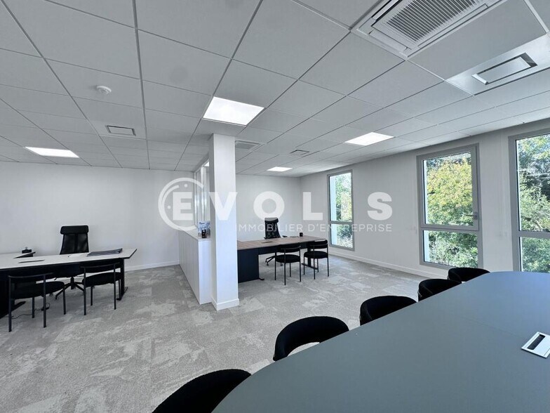 Retail in Serris for lease - Interior Photo - Image 2 of 13
