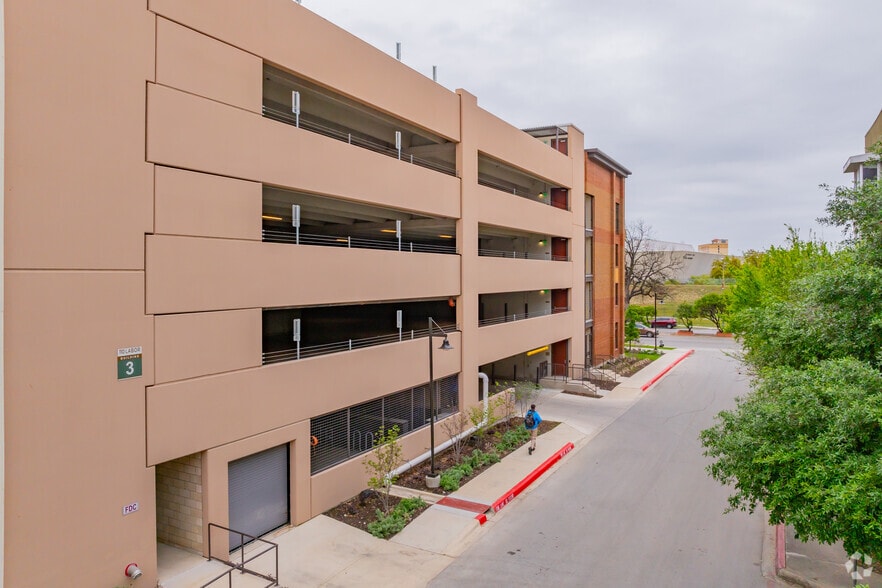 100 Labor St, San Antonio, TX for lease - Building Photo - Image 2 of 10