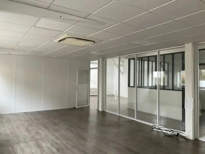 Industrial in Montrouge for lease - Interior Photo - Image 3 of 7