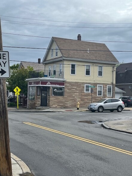 121-123 Winthrop St, Medford, MA for sale - Building Photo - Image 1 of 1