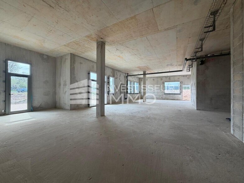 Retail in Serris for lease - Interior Photo - Image 1 of 4