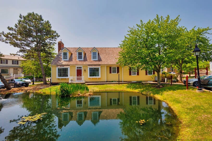 1623 W Colonial Pky, Inverness, IL for sale - Building Photo - Image 1 of 18